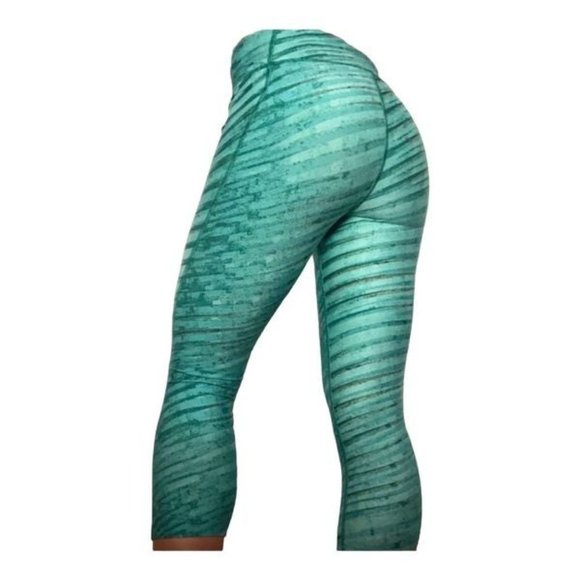 Womens Under Armour Compression Animal Print Athletic Capris - Sz L - Picture 2 of 3